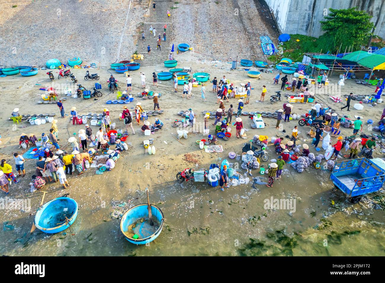 MUI ne mercato del pesce visto dall'alto, il mercato mattutino in un villaggio di pescatori costiero per acquistare e vendere frutti di mare per le province centrali del Vietnam Foto Stock