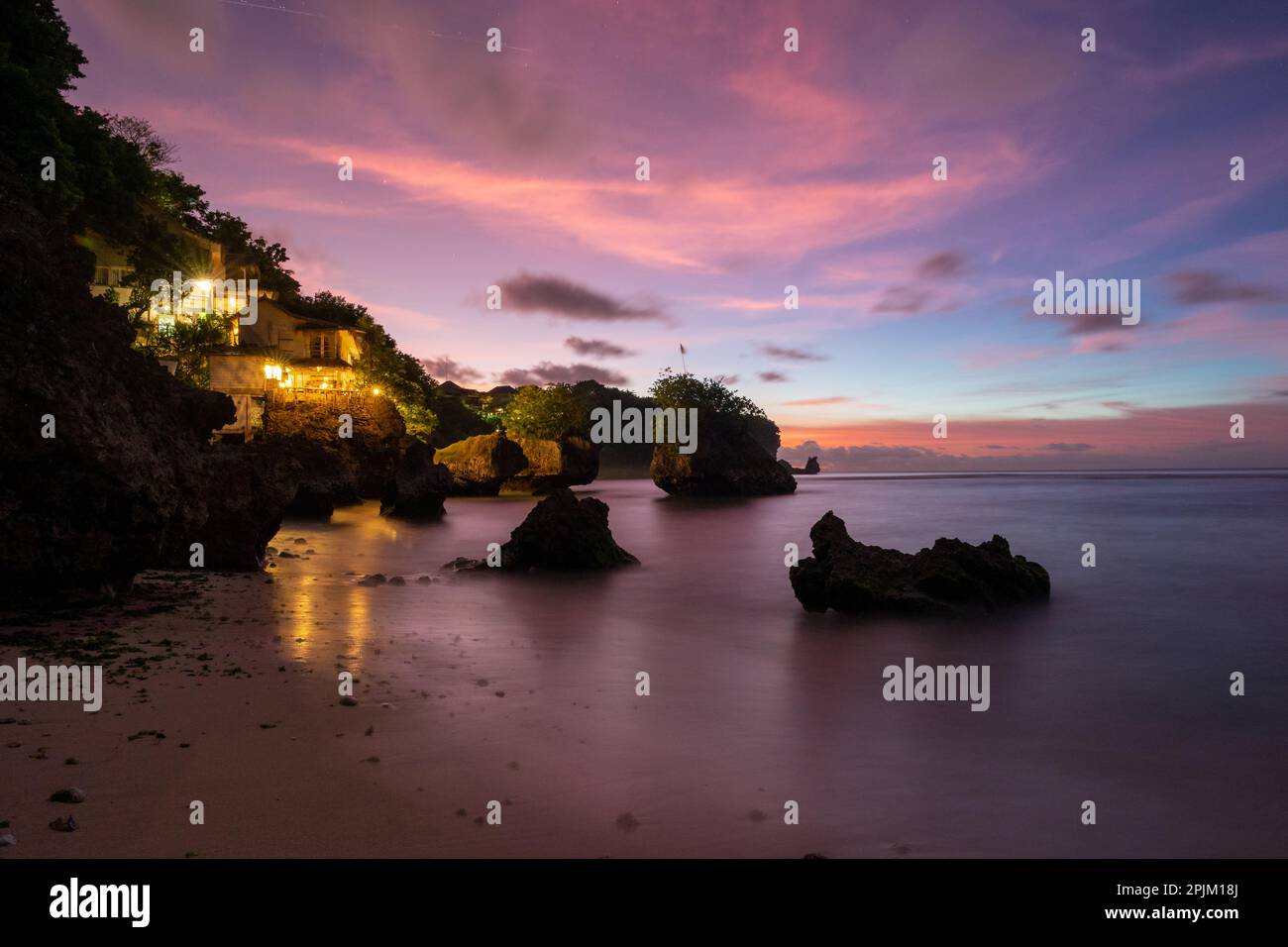 Tramonto con splendidi colori rosa e viola a Bingin Beach, Bali, Indonesia, orizzontale Foto Stock