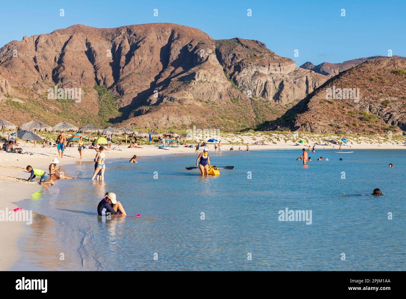 Playa Balandra, la Paz, Baja California sur, Messico. Bagnanti su una spiaggia remota vicino a la Paz. (Solo per uso editoriale) Foto Stock