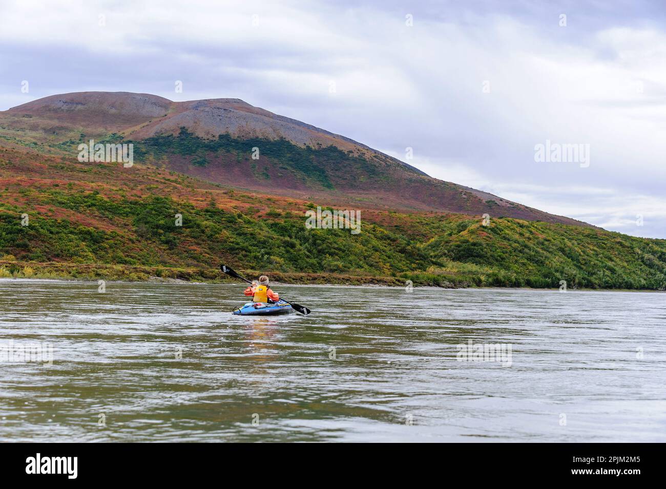 USA, Alaska, riserva nazionale di Noatak. Kayak sul fiume Noatak. (SIG.) Foto Stock