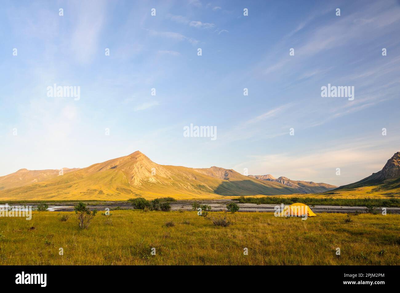 USA, Alaska, Gates of the Arctic National Park, fiume Noatak. Campeggio lungo il fiume Noatak. Foto Stock