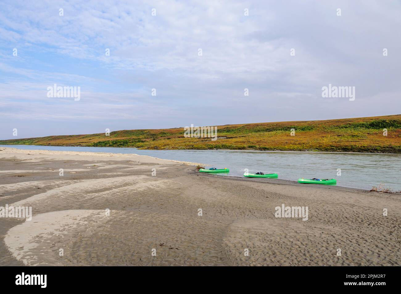 USA, Alaska, riserva nazionale di Noatak, fiume Noatak. Canoe su un banco di sabbia lungo il fiume. Foto Stock