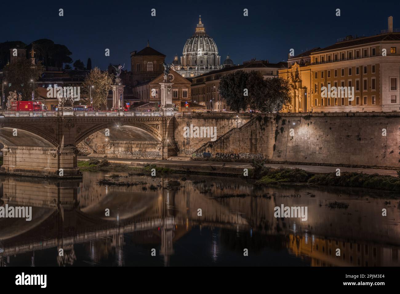 Scenografico paesaggio notturno di Roma con la cupola illuminata di San Basilica di Pietro, Italia Foto Stock