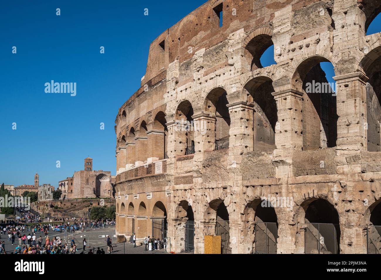 Vista laterale del Colosseo, uno dei monumenti più rappresentativi di Roma. Roma, Italia, ottobre 2022 Foto Stock