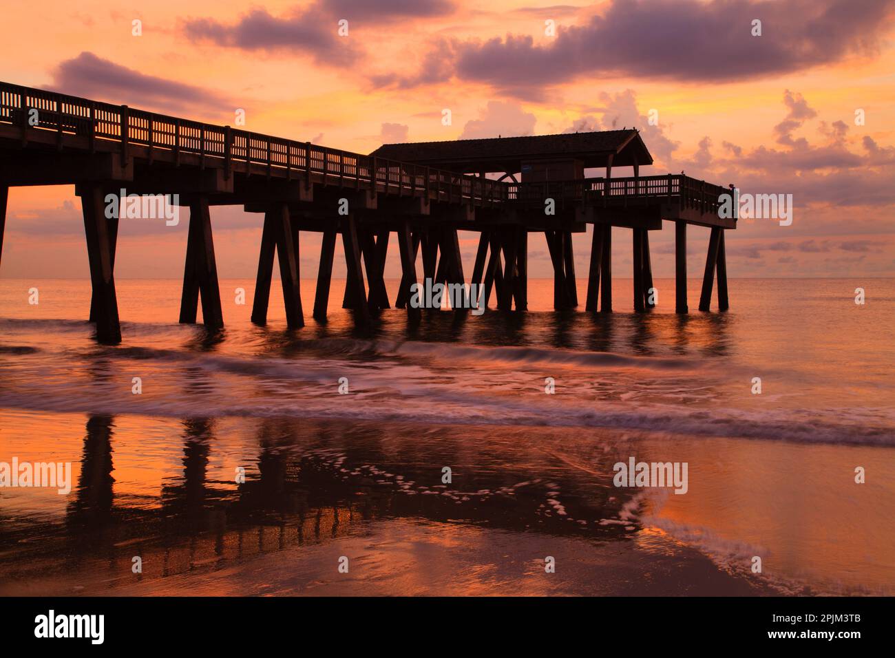 USA, Georgia, Tybee Island. Alba al molo. Foto Stock