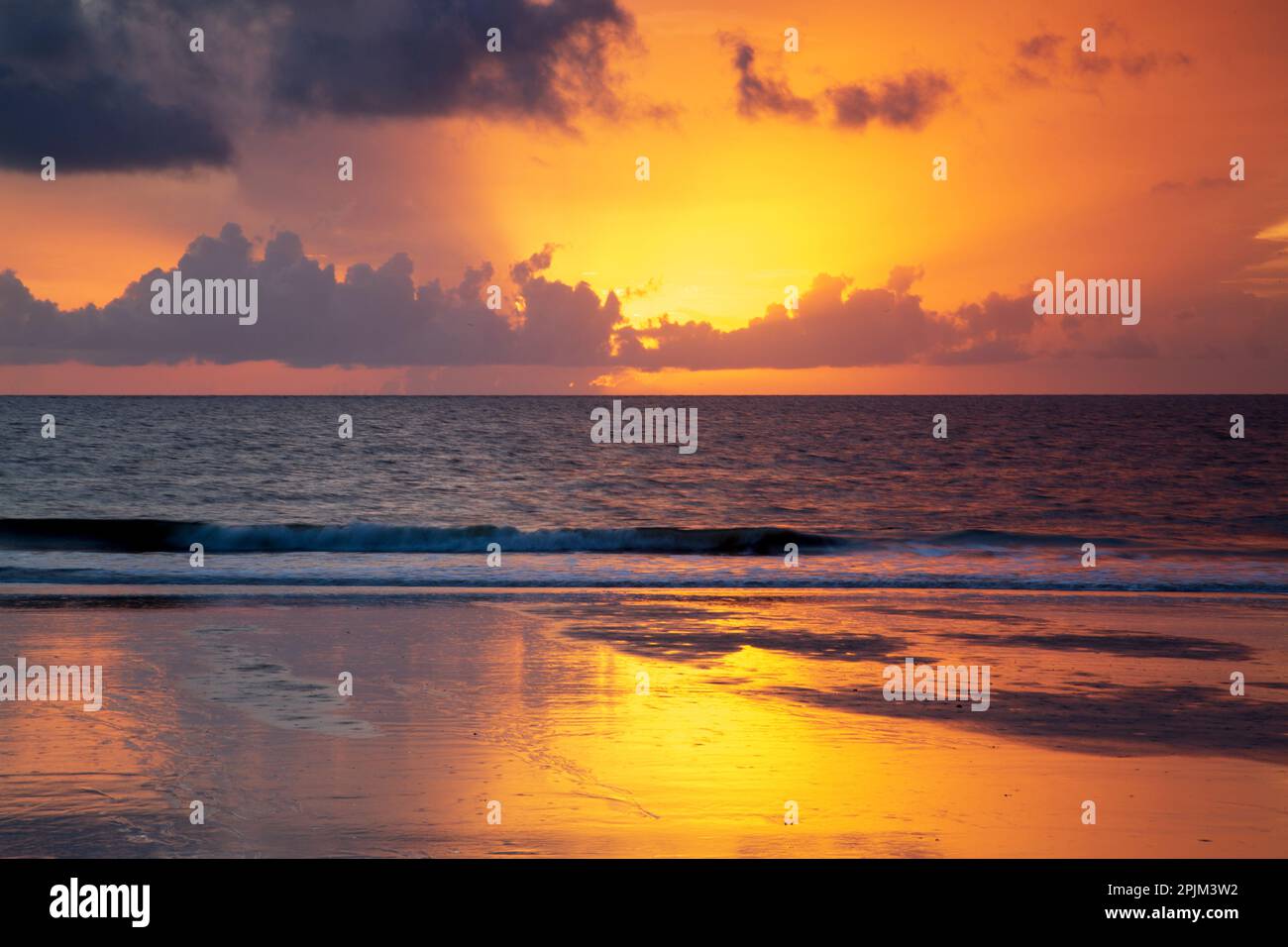 USA, Georgia, Tybee Island. Alba con riflessi e nuvole. Foto Stock