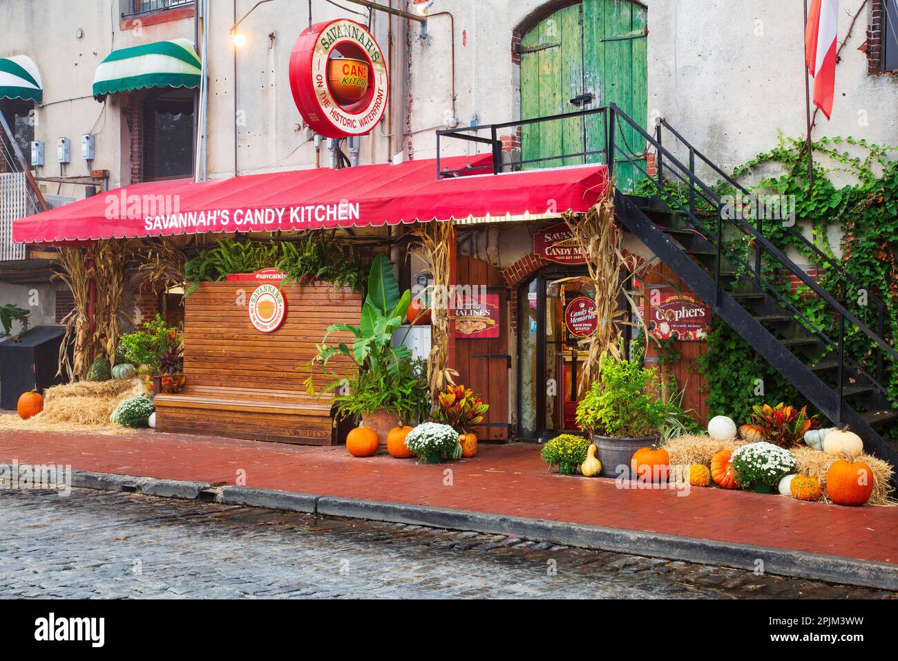 USA, Georgia, Savannah. Mattina lungo River Street in autunno. (Solo per uso editoriale) Foto Stock