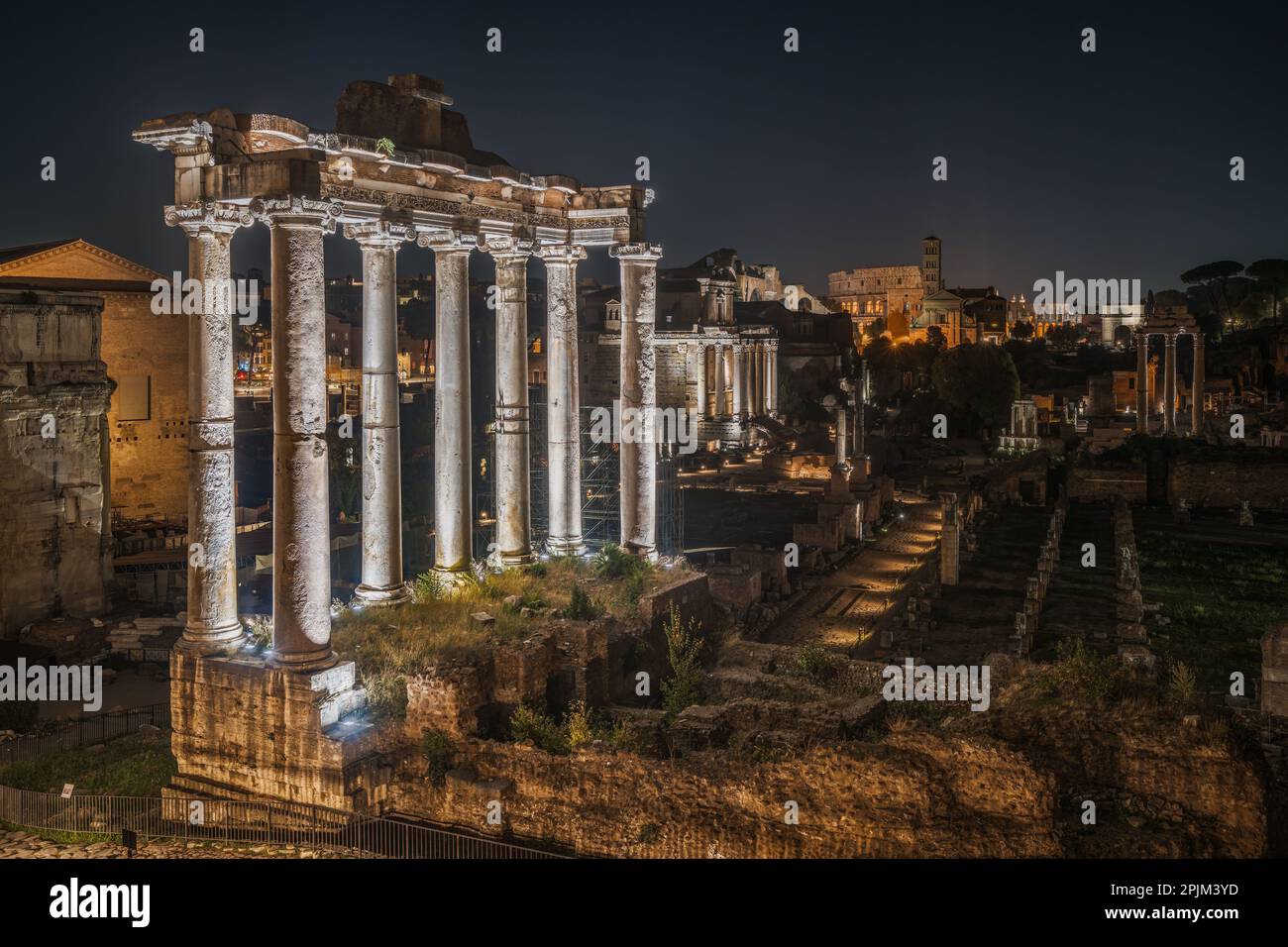 Vista notturna del Foro Romano e del Colosseo con illuminazione panoramica, Roma, Italia Foto Stock