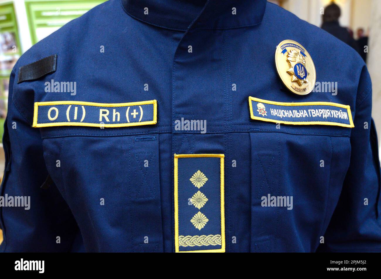 Parte superiore dell'uniforme della polizia Ucraina, abbigliamento a clima freddo: Cappotto, chevron, badge della polizia, cerotto con il tipo di sangue. 7 ottobre 2018. Kiev, Ucraina Foto Stock