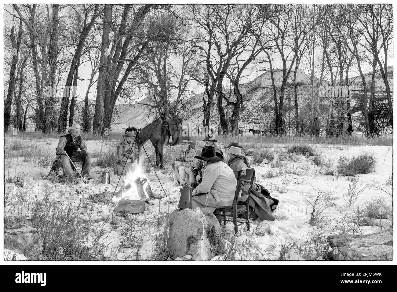 USA, Shell, Wyoming. Hideout Ranch cowgirls e cowboy seduti intorno a un falò. (PR,MR) Foto Stock