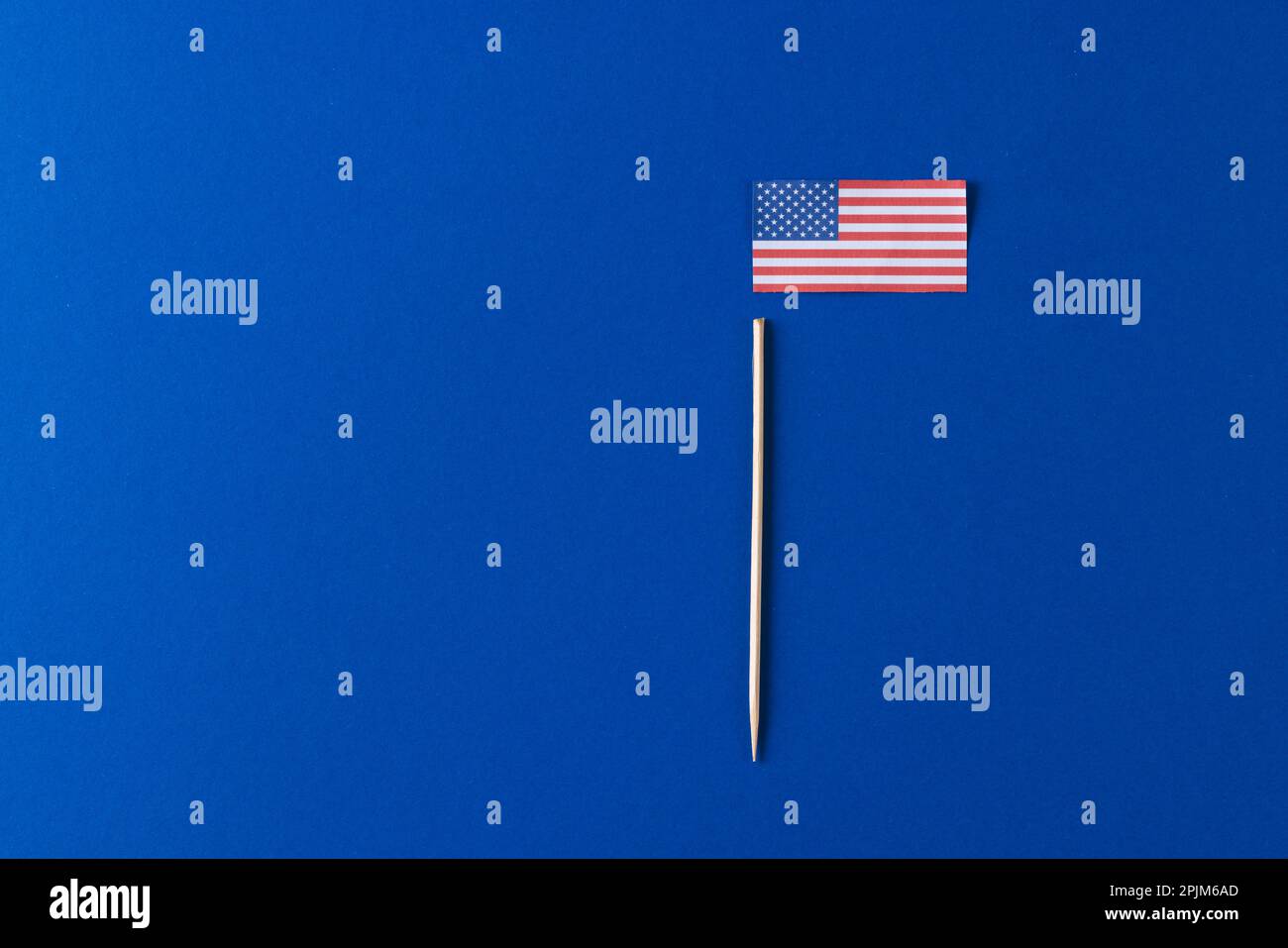 Vista ad angolo alto della bandiera degli stati uniti d'america con spazio di copia su sfondo blu Foto Stock