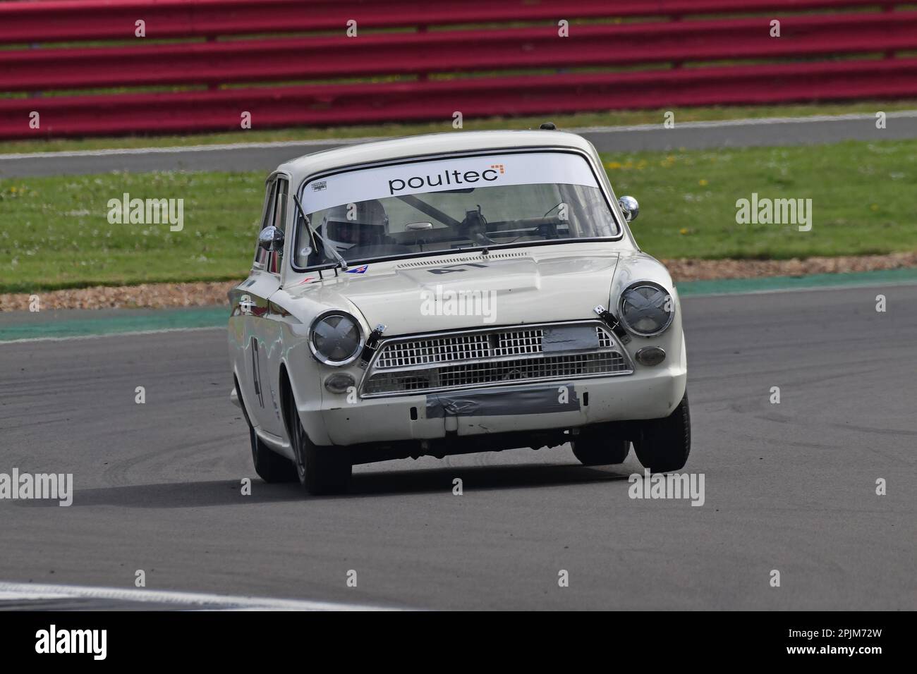 Su tre ruote, Nigel Cox, Ford Lotus Cortina, HSCC Historic Road Sports con Historic Touring Cars ed Ecurie Classic, si combinano tre classificazioni Foto Stock