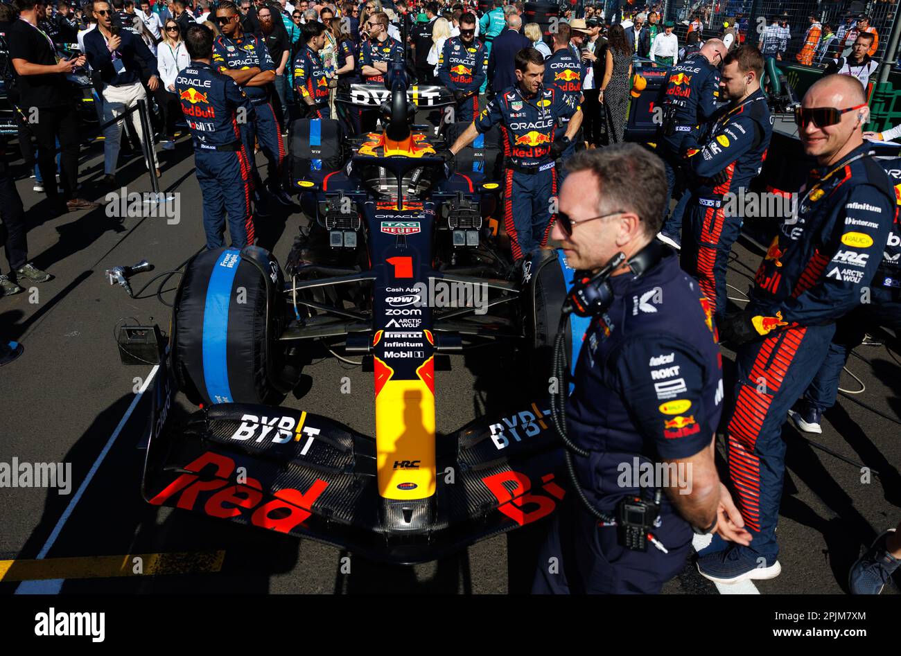 Albert Park, 2 aprile 2023 Christian Horner, team principal del Red Bull Racing F1 Team osserva la Red Bull Racing RB19 in griglia prima della partenza della gara. Corleve/Alamy Live News Foto Stock