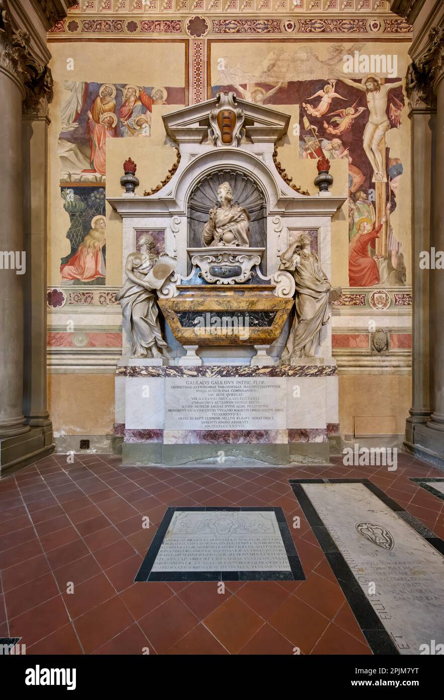 Tomba di Galileo Galilei (1564 – 1642) di Giulio Foggini, foto interna di Santa Croce, Basilica di Santa Croce di Firenze, Piazza di Santa Croce Foto Stock