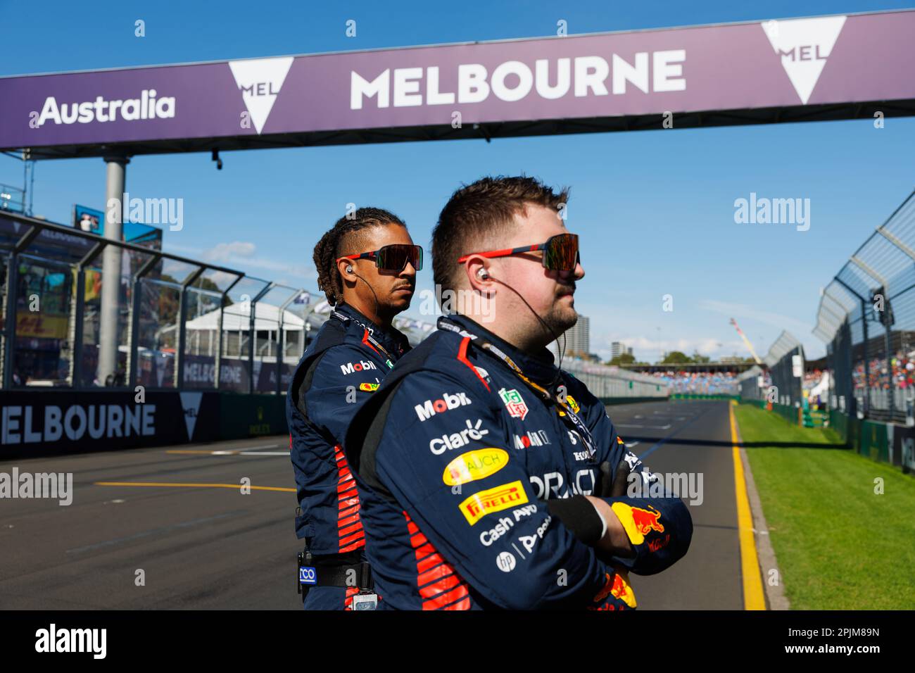 Albert Park, 2 aprile 2023 i meccanici Red Bull in griglia prima della partenza della gara. Corleve/Alamy Live News Foto Stock
