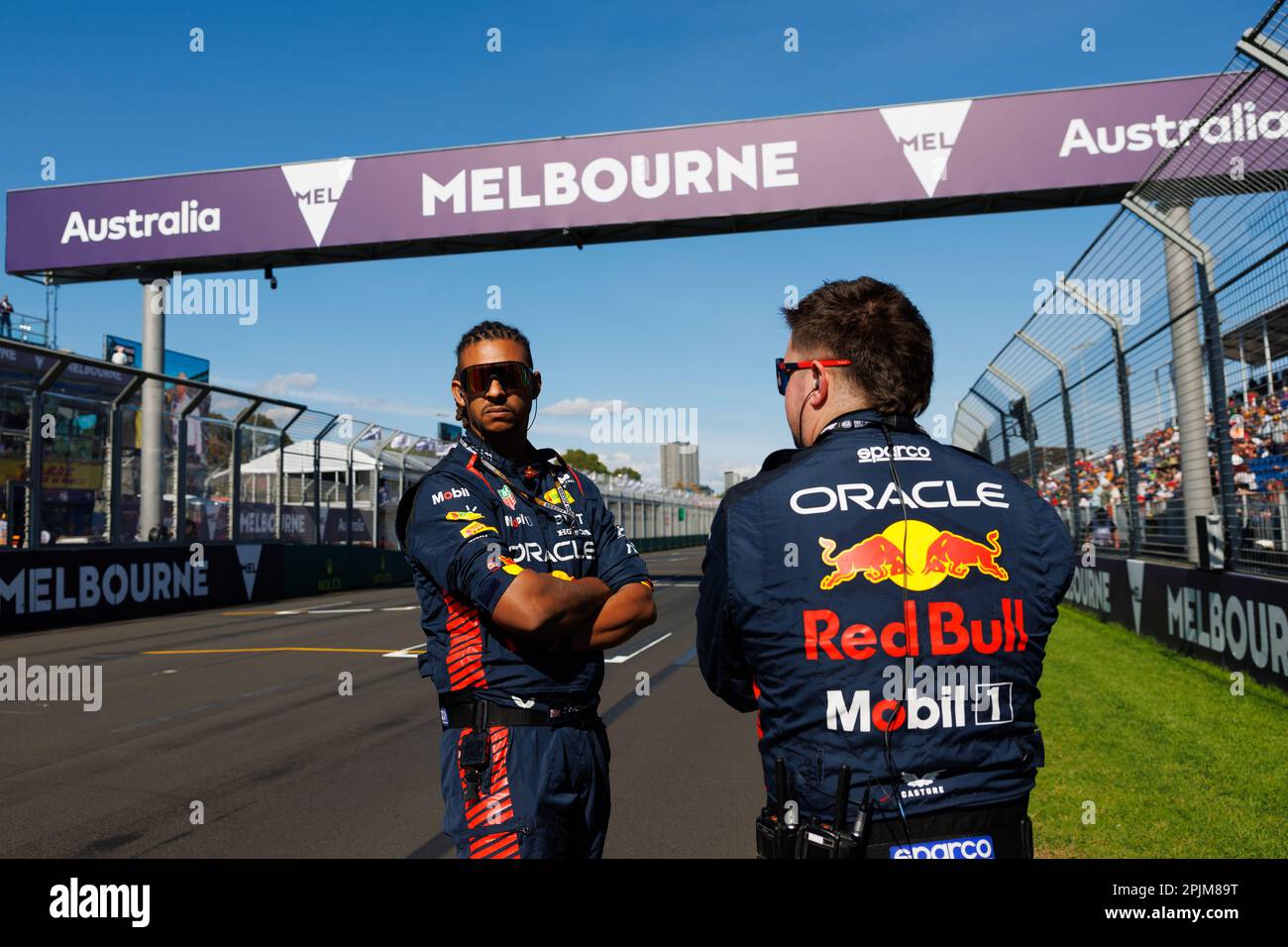 Albert Park, 2 aprile 2023 i meccanici Red Bull in griglia prima della partenza della gara. Corleve/Alamy Live News Foto Stock