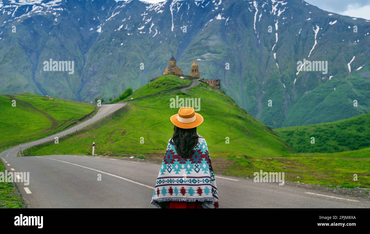 Visita turistica alla Chiesa della Trinità di Gergeti (Tsminda Sameba) a Kazbegi, Georgia. Foto Stock