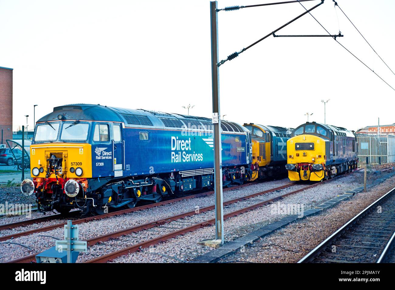 Direct ail Classe 57309 e Two Classe 37s, York, Yorkshire, Inghilterra Foto Stock