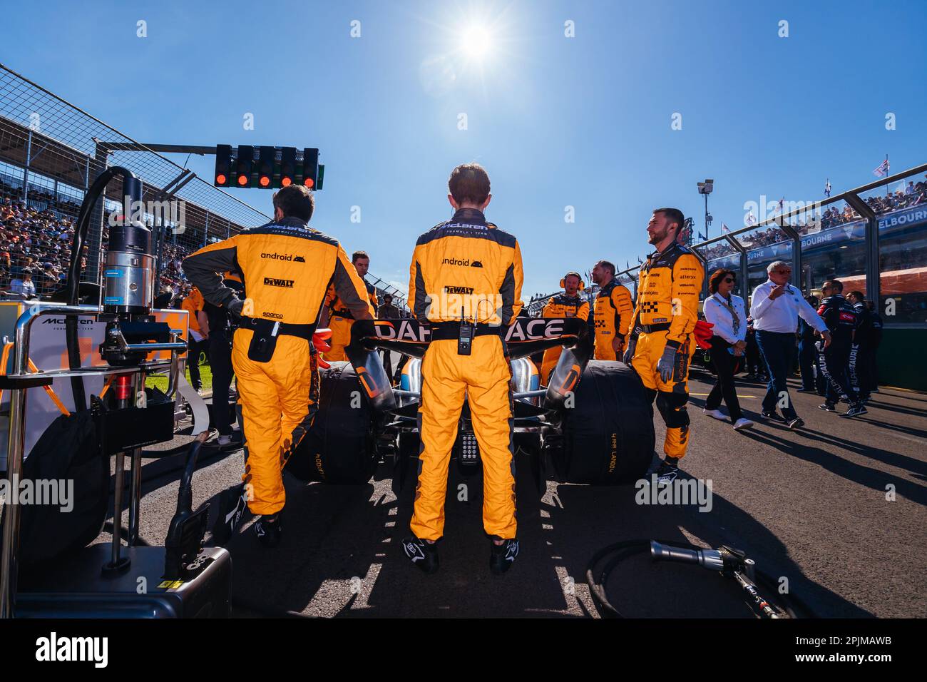 MELBOURNE, AUSTRALIA - 2 APRILE: McLaren Formula 1 Team prima della gara partirà al Gran Premio d'Australia di Formula 1 del 2023 il 2nd aprile 2023 Foto Stock