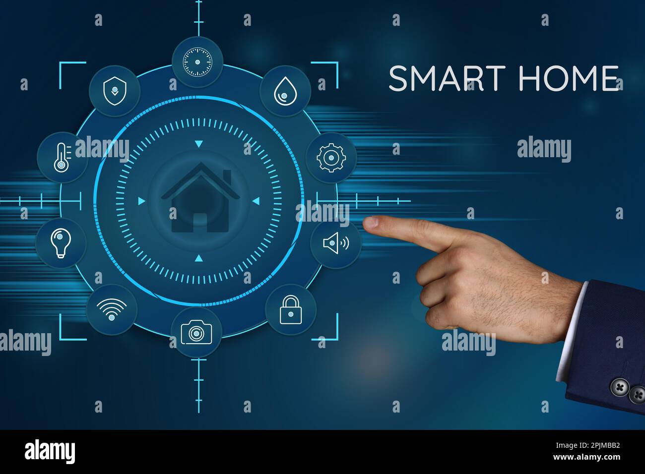 Uomo che utilizza lo schermo digitale con interfaccia Smart Home su sfondo blu, primo piano Foto Stock