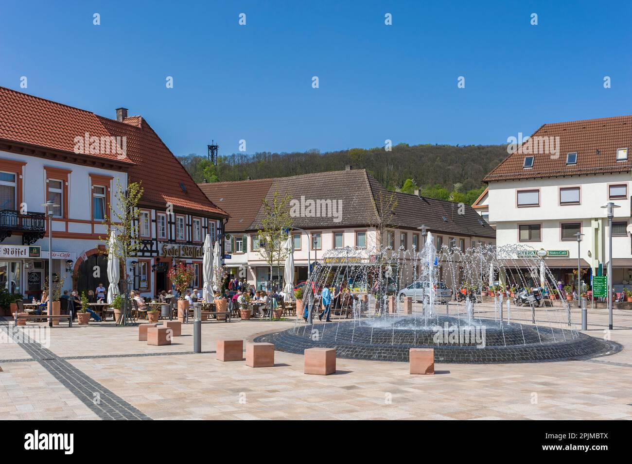 Piazza della città con fontana e ristoranti, Bad Bergzabern, Palatinato, Renania-Palatinato, Germania, Europa Foto Stock