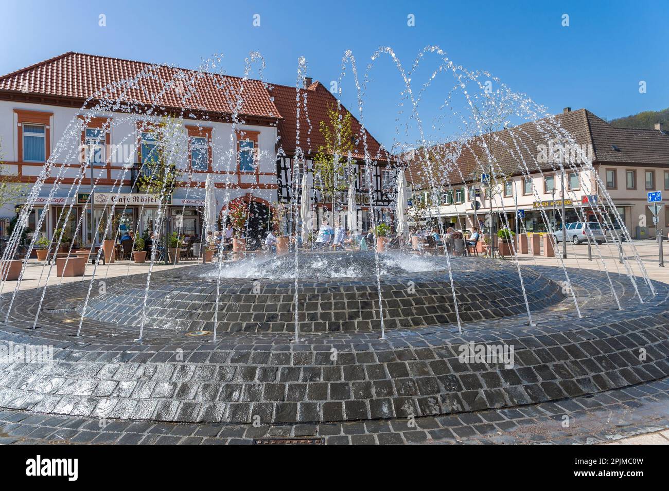 Piazza della città con fontana e ristoranti, Bad Bergzabern, Palatinato, Renania-Palatinato, Germania, Europa Foto Stock