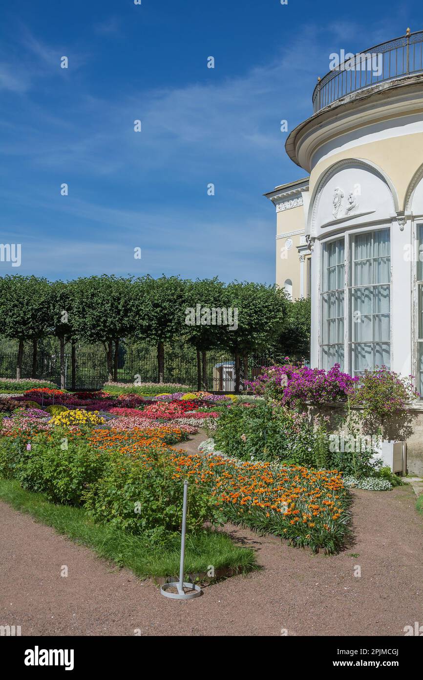 Pavlovsk, giardino dell'imperatrice Maria, letto di fiori, San Pietroburgo Foto Stock