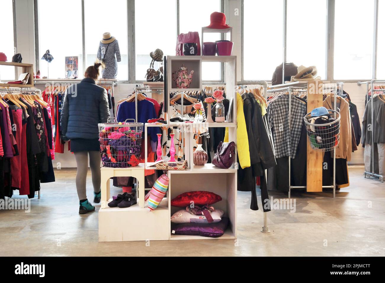 Fare shopping in un negozio di articoli di lusso Foto Stock