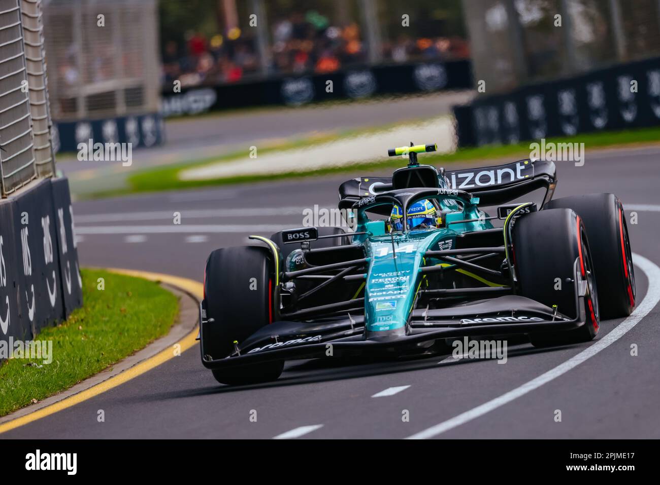MELBOURNE, AUSTRALIA - Aprile 01: Fernando Alonso di Spagna guida l'Aston Martin AMR23 Mercedes durante le prove libere al Grand PRI australiano 2023 Foto Stock