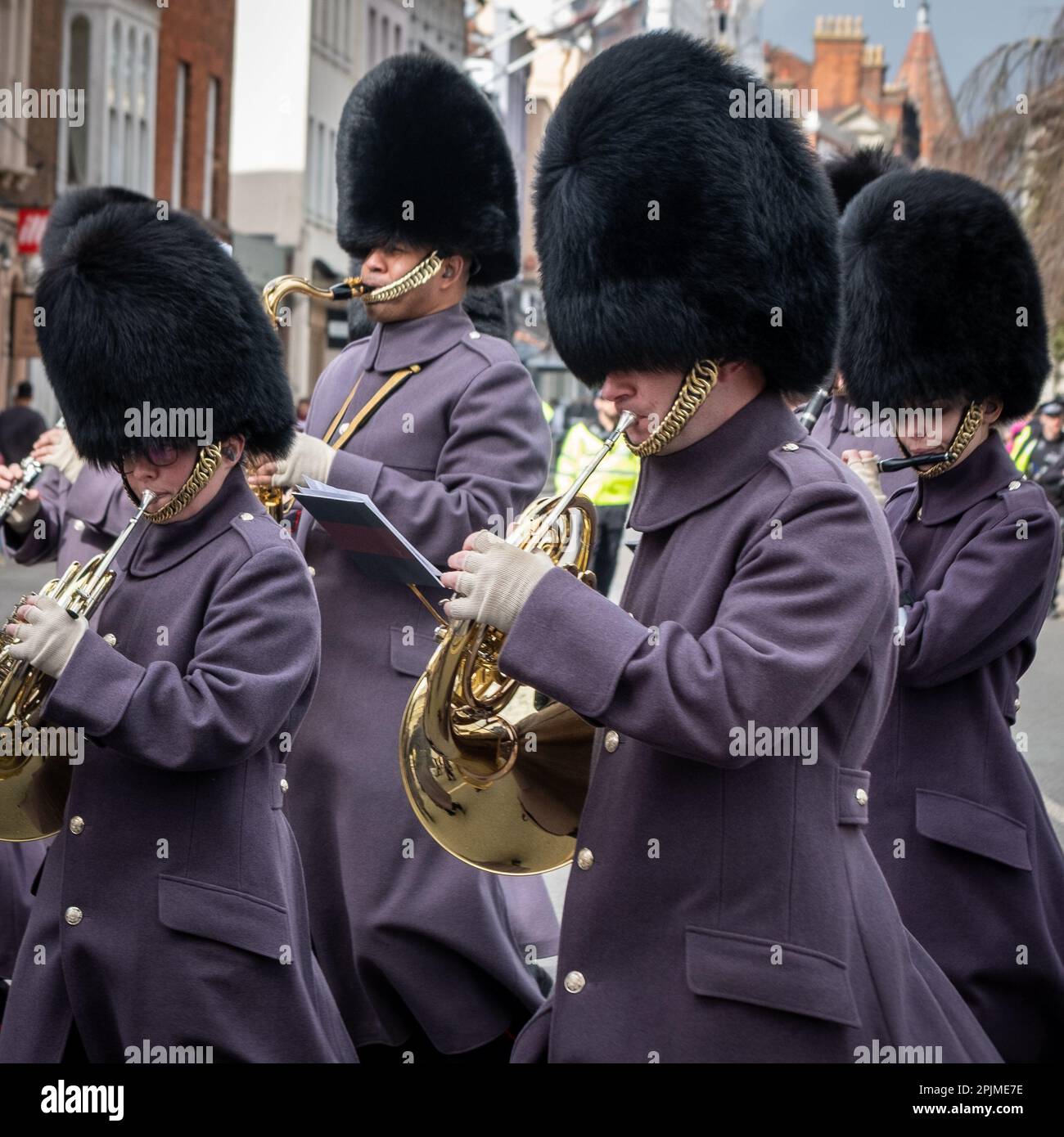 Cambio della guardia al Castello di Windsor, nel Regno Unito, con oggi la Nijmegen Company Grenadier Guards con musica della Band of the Scots Guard. Foto Stock