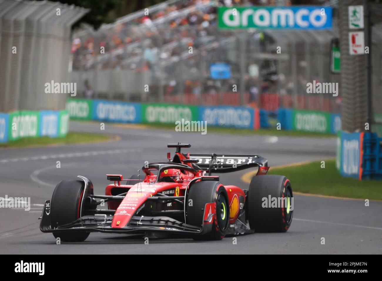 MELBOURNE, AUSTRALIA - APRILE 01: Charles Leclerc di Monaco guida la Ferrari SF-23 durante le prove libere al Gran Premio d'Australia 2023 ad Albert P. Foto Stock