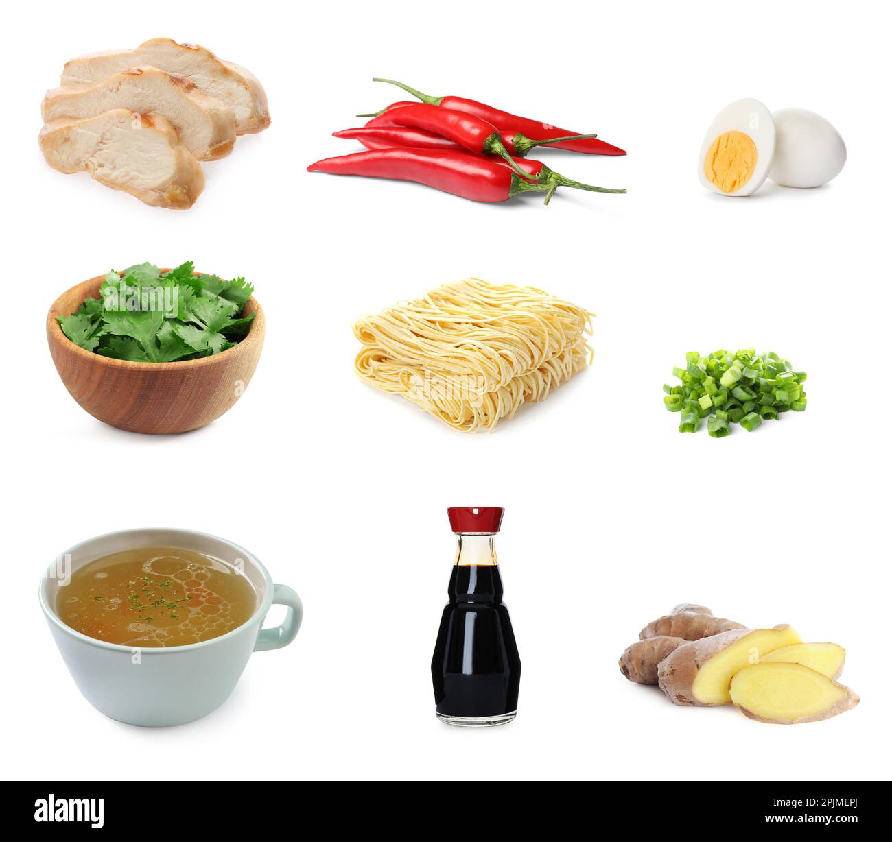 Impostare con gustosi ingredienti per ramen su sfondo bianco Foto Stock