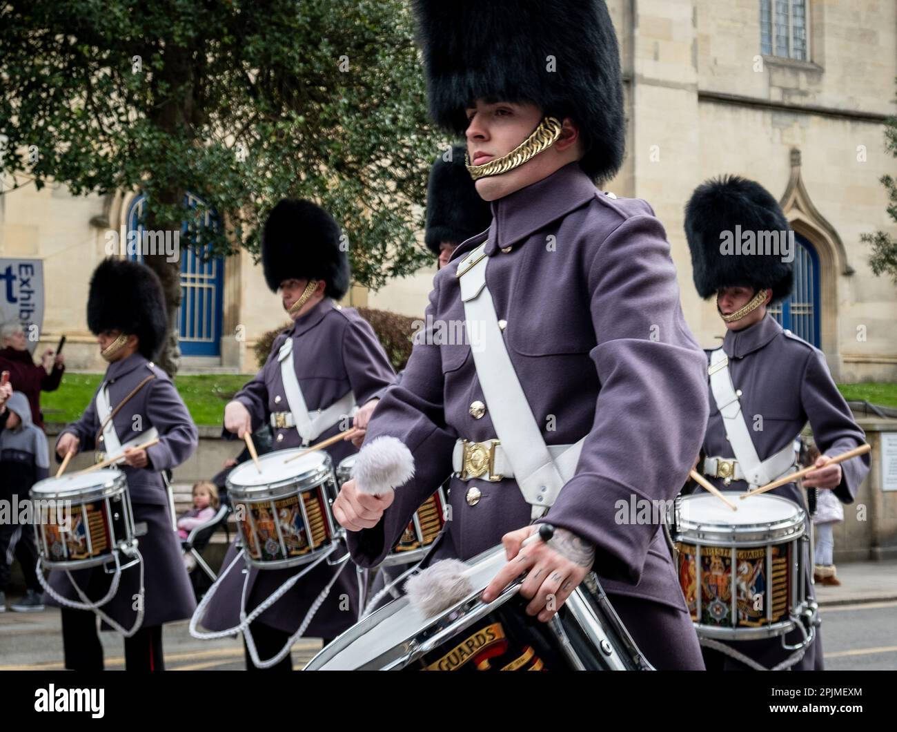 Cambio della guardia al Castello di Windsor, Regno Unito, con in questo giorno la compagnia numero 7 Coldstream Guards. Musica degli Irish Guards Pipes & Drums Foto Stock