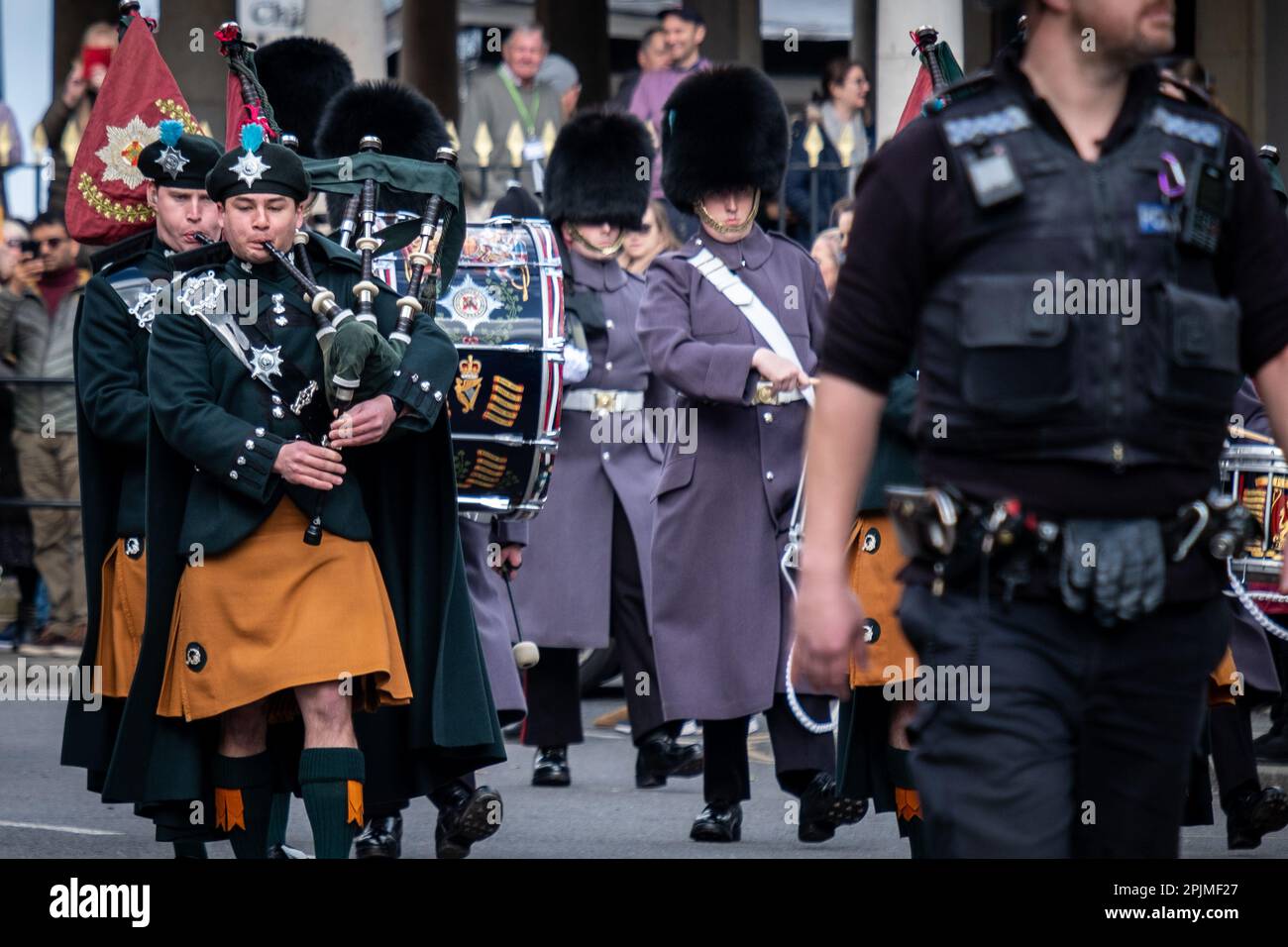 Cambio della guardia al Castello di Windsor, Regno Unito, con in questo giorno la compagnia numero 7 Coldstream Guards. Musica degli Irish Guards Pipes & Drums Foto Stock