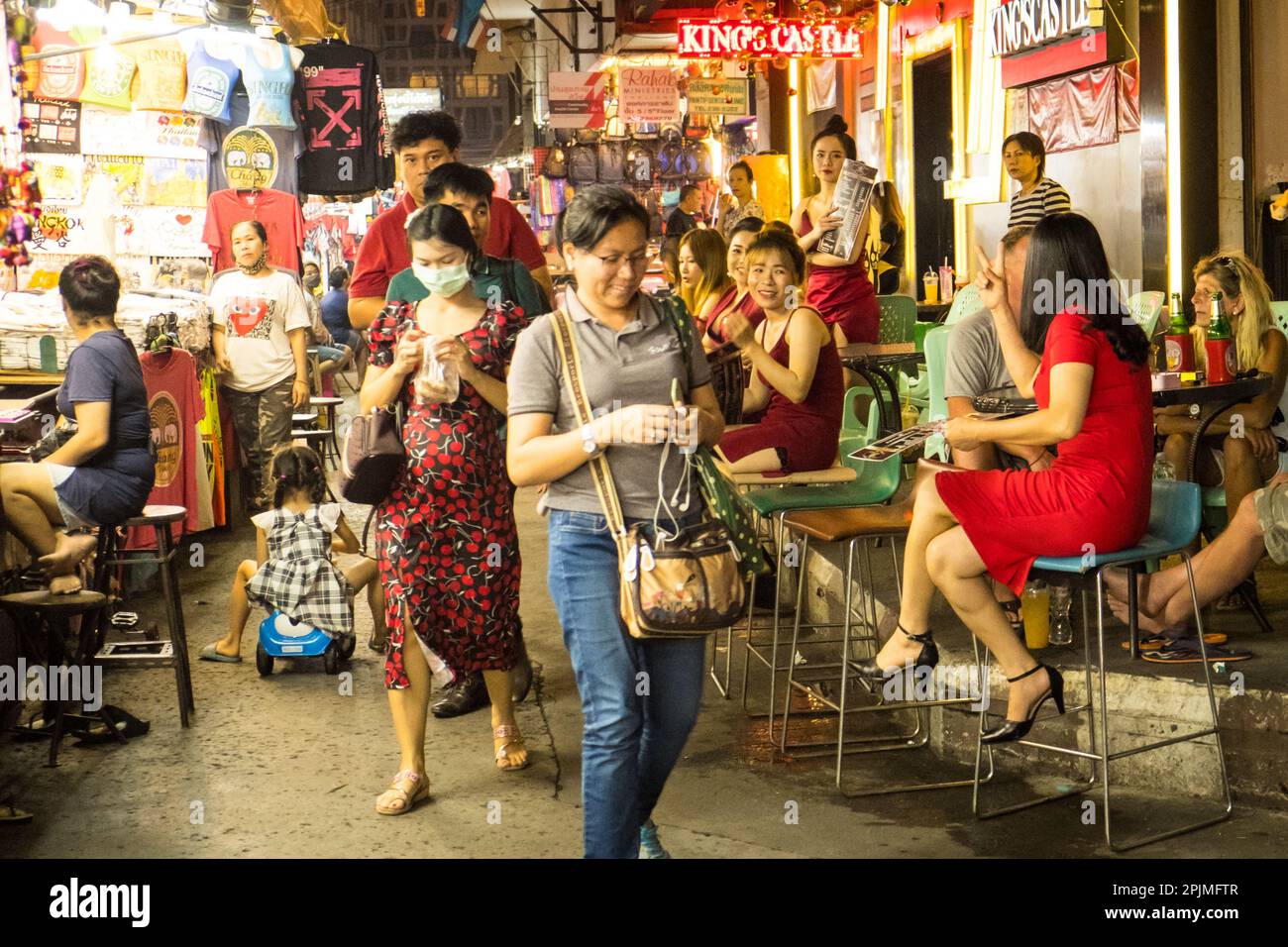 Il mercato notturno Patpong di Bangkok è popolare tra i turisti e ha reso il quartiere a luci rosse molto meno raunchy che nei suoi 1970s e 80s giorni d'oro. Foto Stock