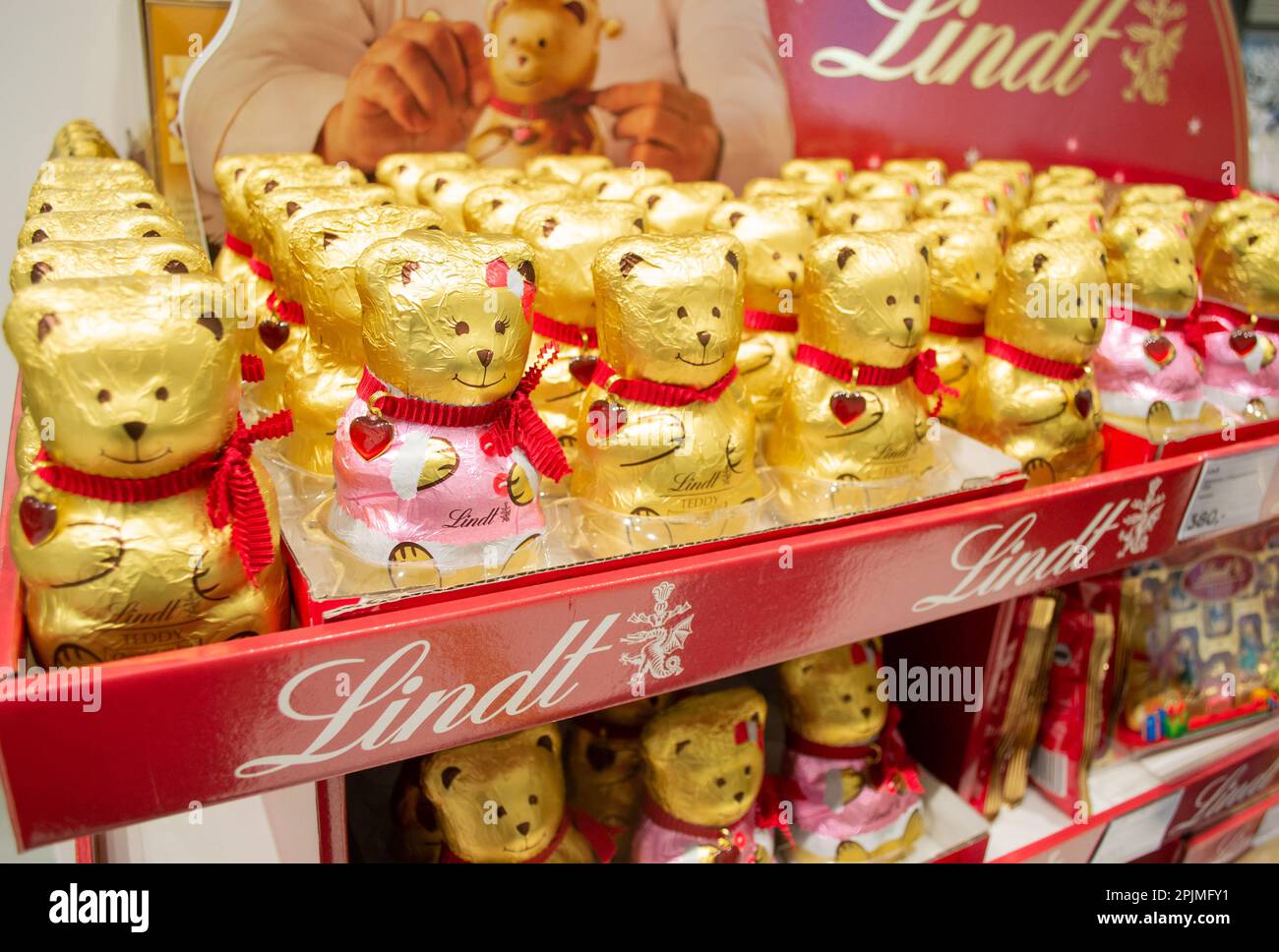 Mosca, Russia, novembre 2020: Gli orsacchiotti al cioccolato Lindt in lamina d'oro e con un pendente a cuore rosso sono venduti in un supermercato. Foto Stock