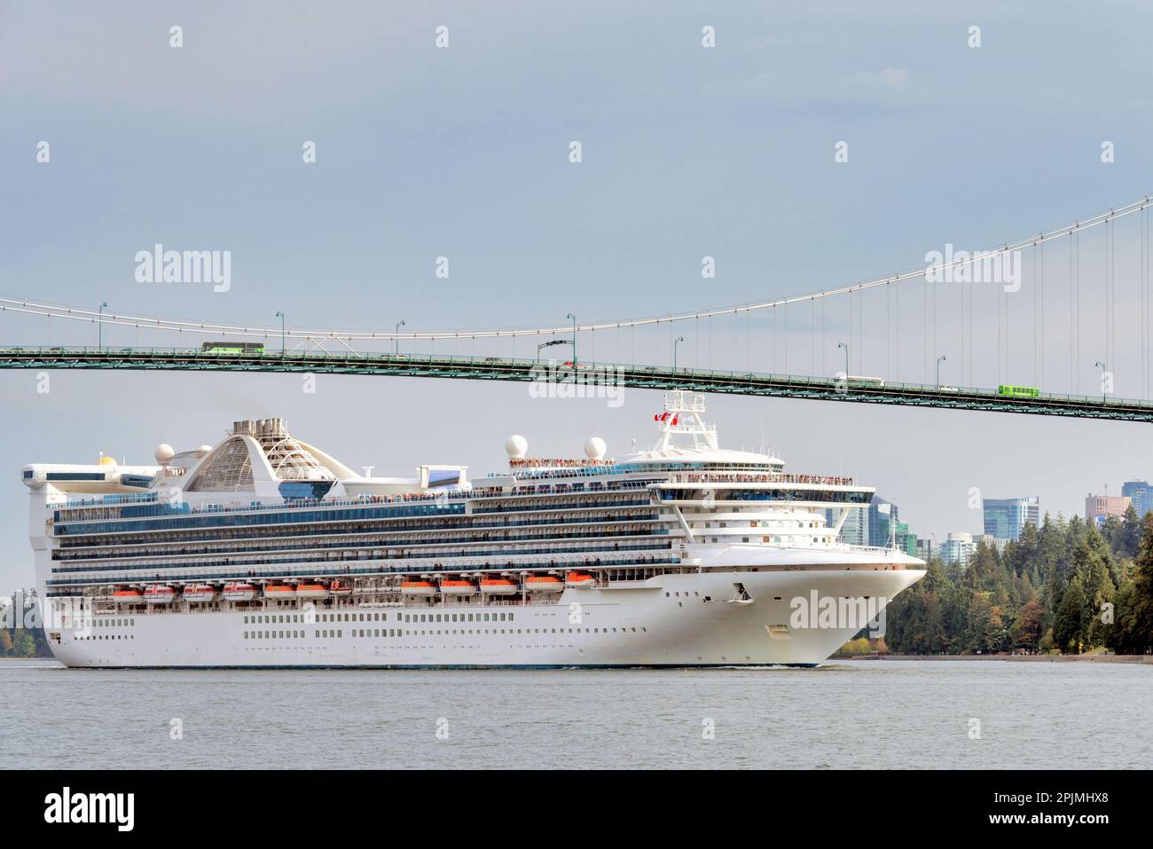 Enorme nave da crociera bianca sull'oceano passando dal famoso Lion Gates Bridge Foto Stock