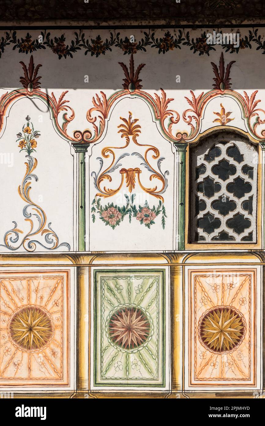Dipinti di arte floreale islamica sulla Moschea dipinta Foto Stock