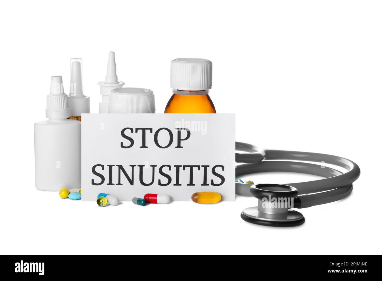 Carta con frase STOP SINUSITE, stetoscopio e diversi farmaci su sfondo bianco Foto Stock