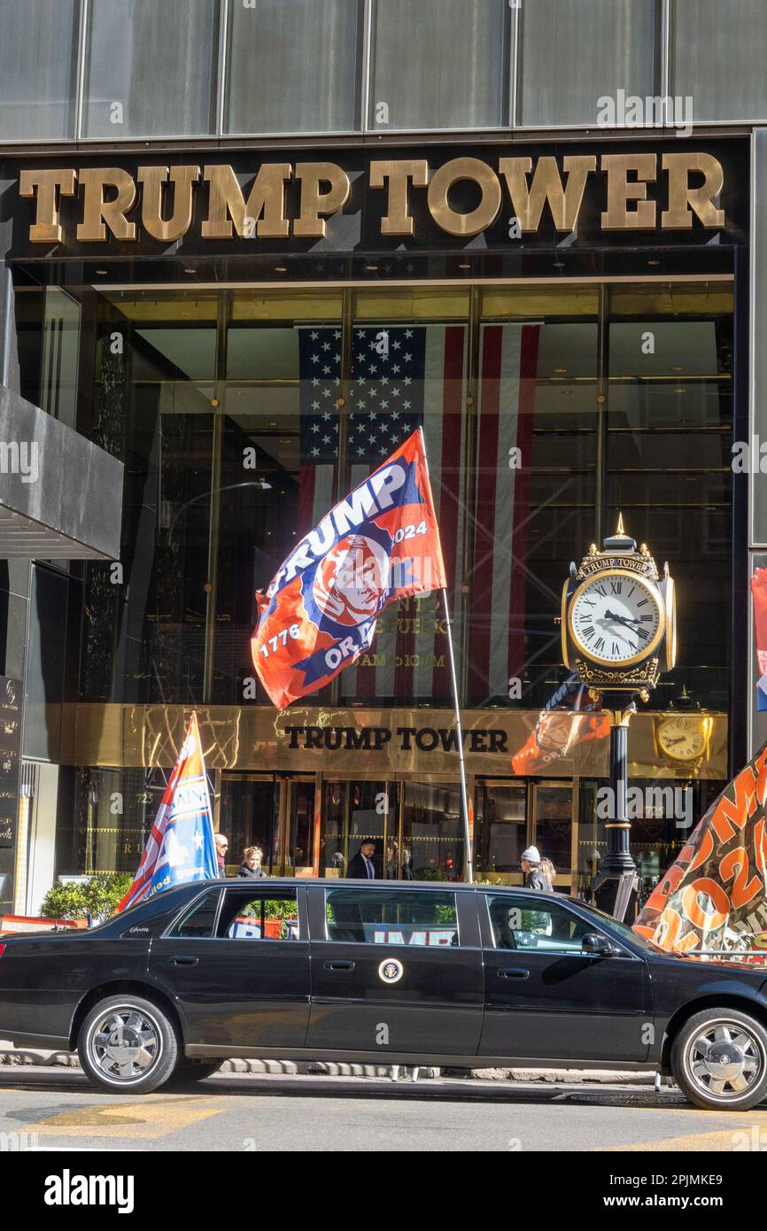 I sostenitori di Pro Trump manifestano pacificamente di fronte alla Trump Tower sulla Fifth Avenue, 2023, New York City, USA Foto Stock