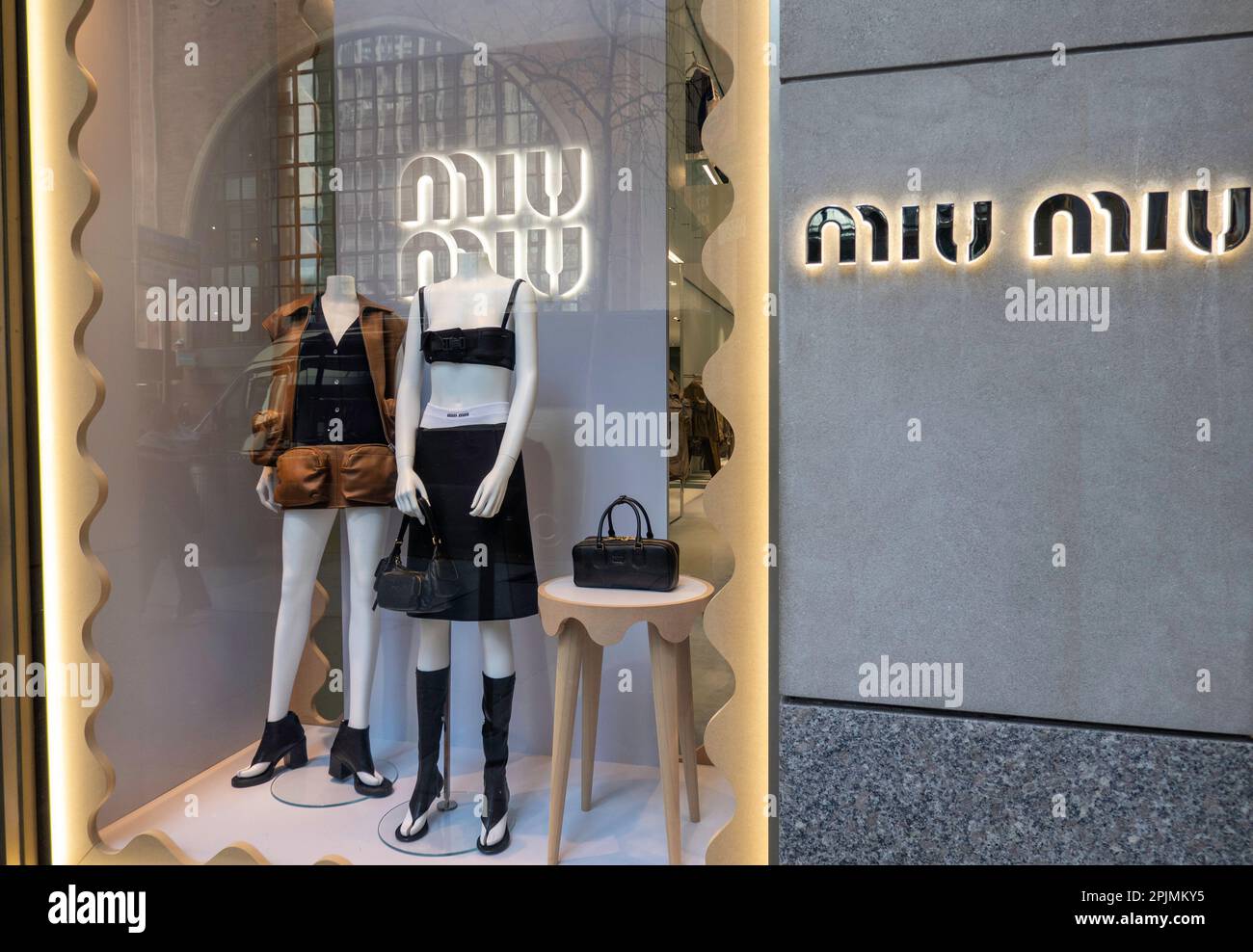 MIU Miu Storefront Window 57th Street, New York, USA 2023 Foto Stock