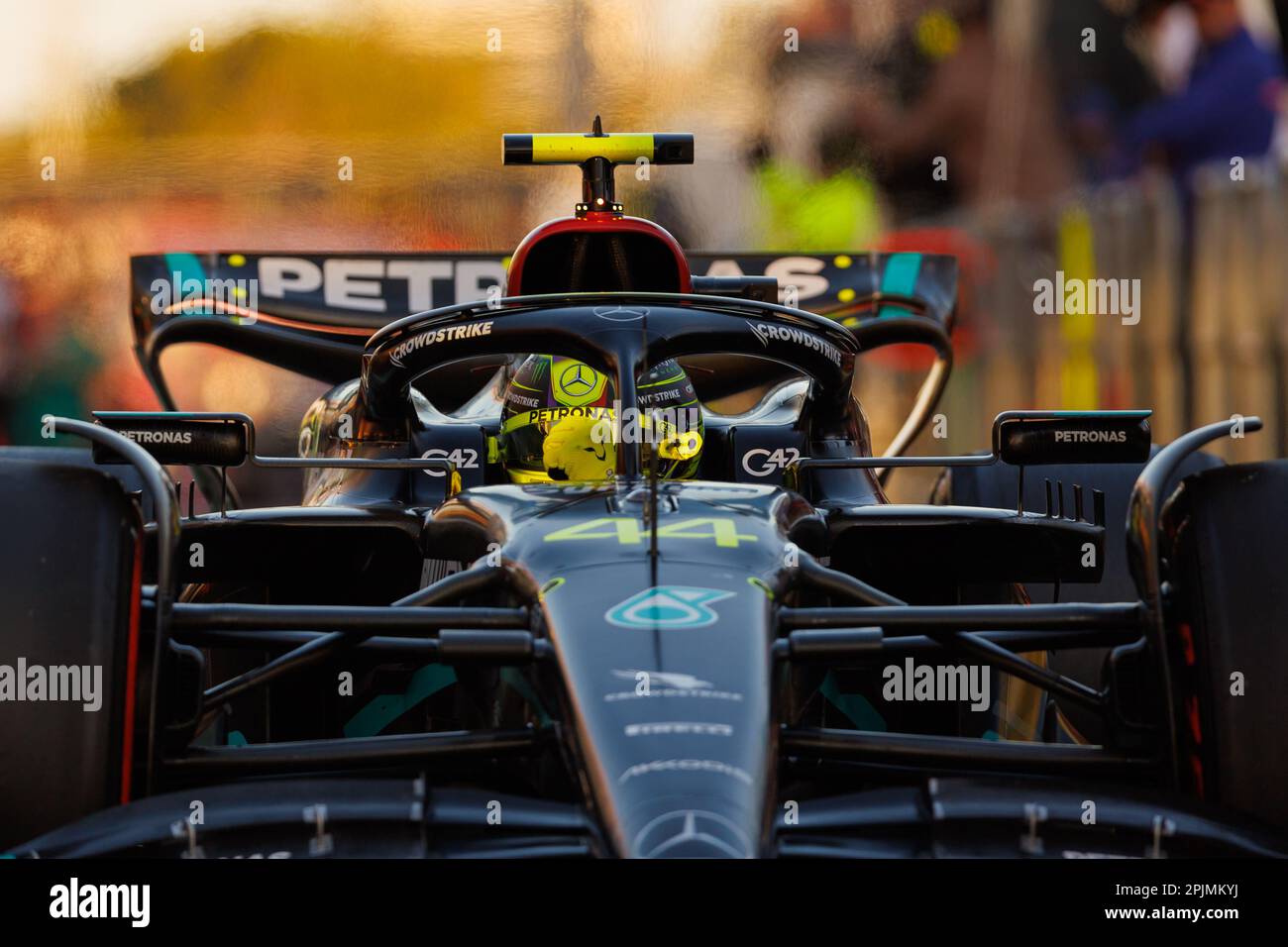 Albert Park, 2 aprile 2023 Lewis Hamilton (GBR) del team Mercedes festeggia ed entra nel parc ferme dopo aver terminato il 2nd. Corleve/Alamy Live News Foto Stock