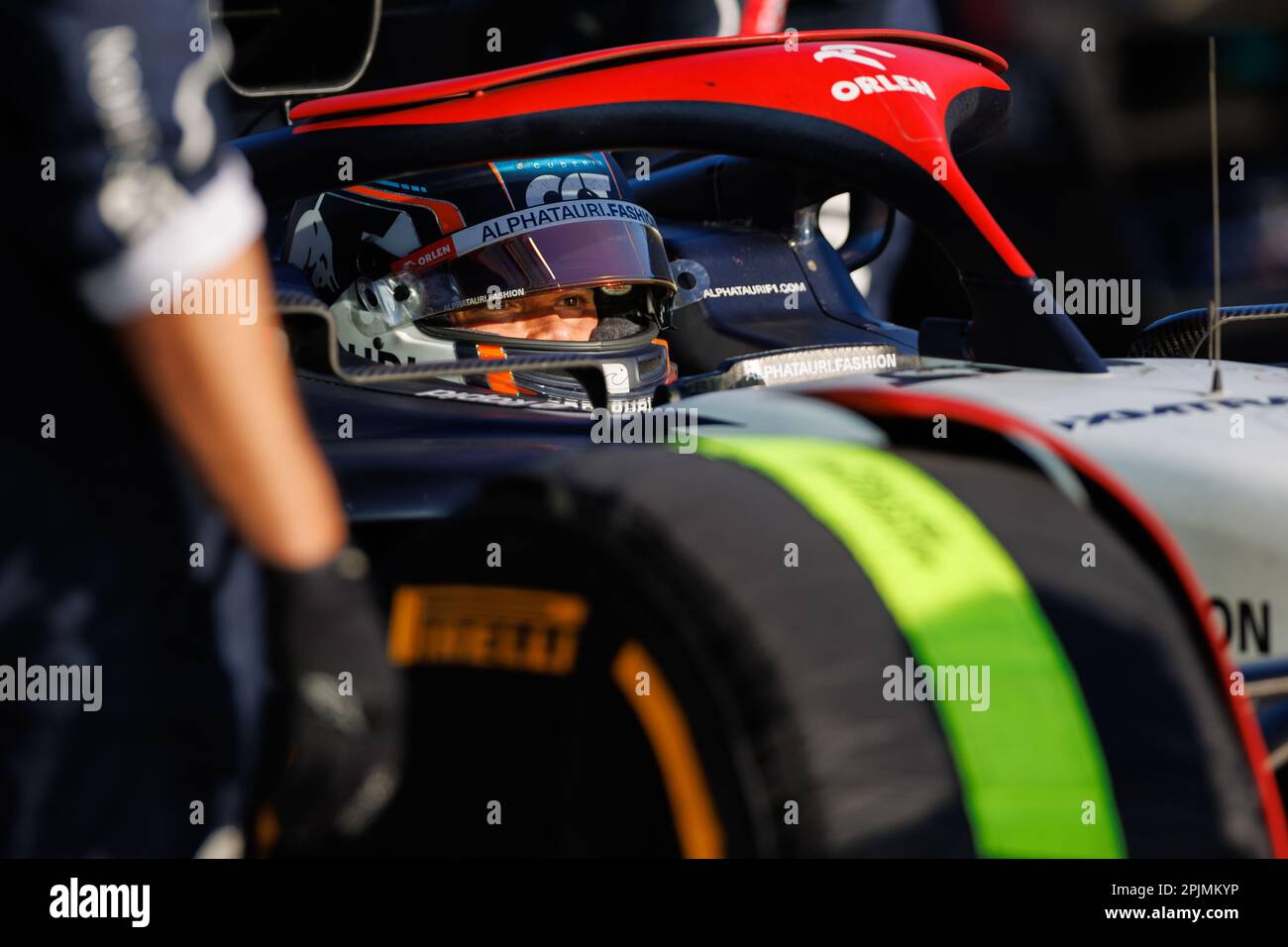 Albert Park, 2 aprile 2023 Nyck De Vries (NED) del Team AlphaTauri in pit exit prima di una partenza a 2 giri dal termine. Corleve/Alamy Live Newscloseup, primo piano, teleobiettivo Foto Stock