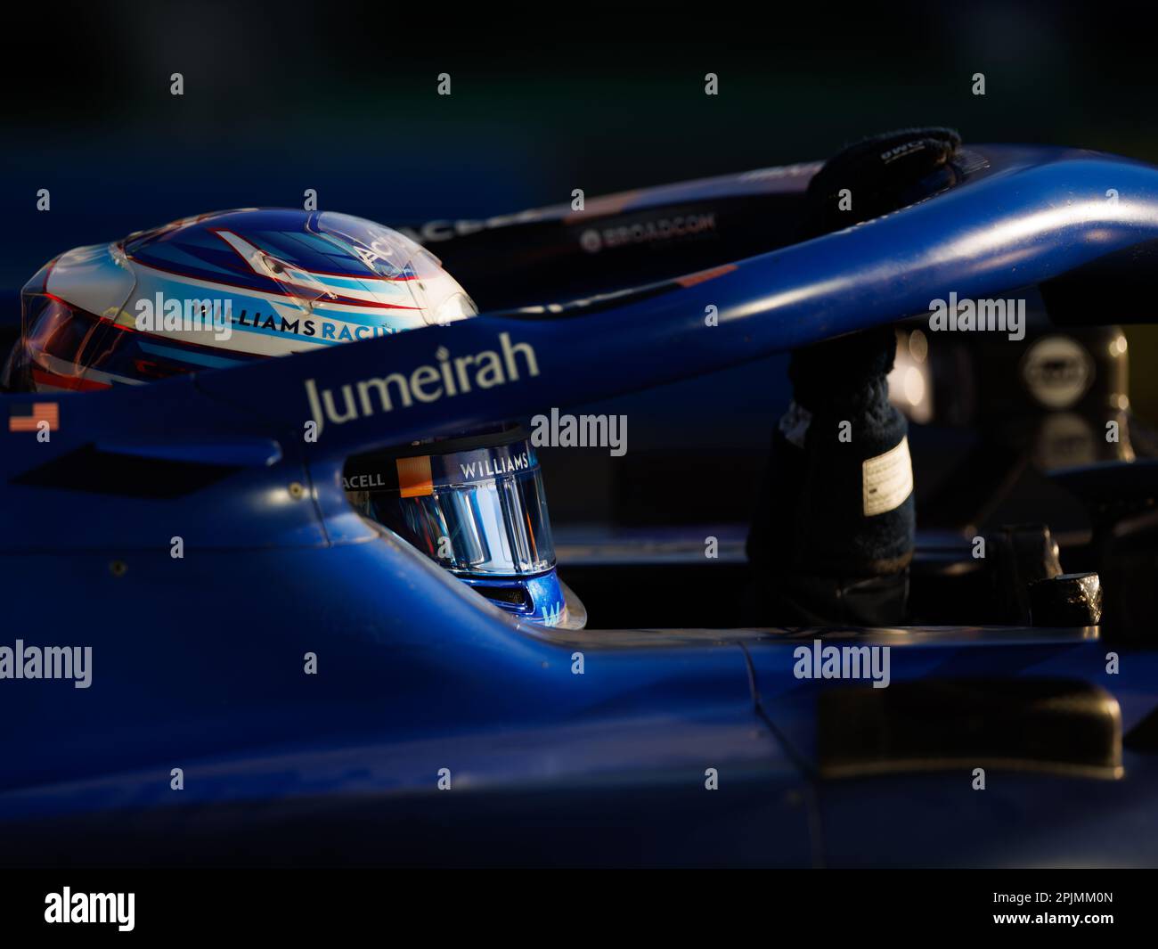 Albert Park, 2 aprile 2023 Logan Sargeant del team Williams ai box esce prima di una ripartenza con 2 giri da percorrere. Corleve/Alamy Live News Foto Stock