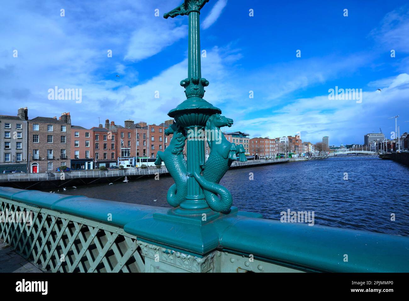 Vista lungo il fiume Liffey a Dublino dal Ponte Grattan, guardando verso est verso il Ponte Ha'penny Foto Stock
