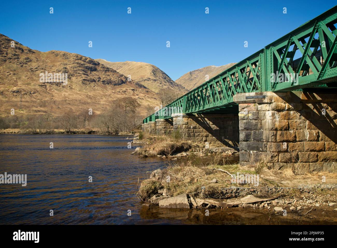 Un ponte di metallo verde attraversa Loch Awe nelle Highlands scozzesi. Foto Stock