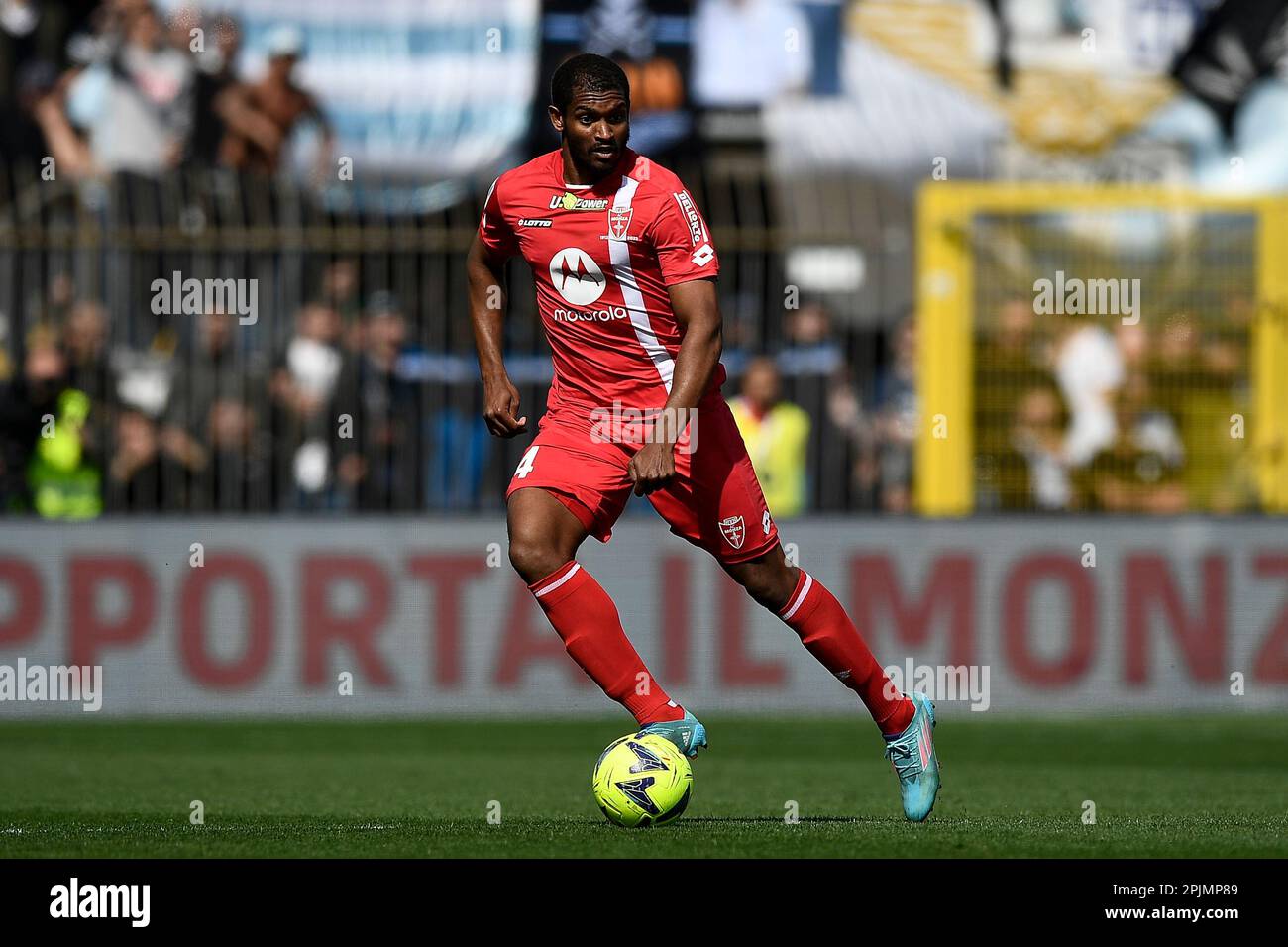 Monza, Italia. 02 aprile 2023. Marlon Santos dell'AC Monza in azione durante la Serie Una partita di calcio tra l'AC Monza e la SS Lazio. Credit: Nicolò campo/Alamy Live News Foto Stock