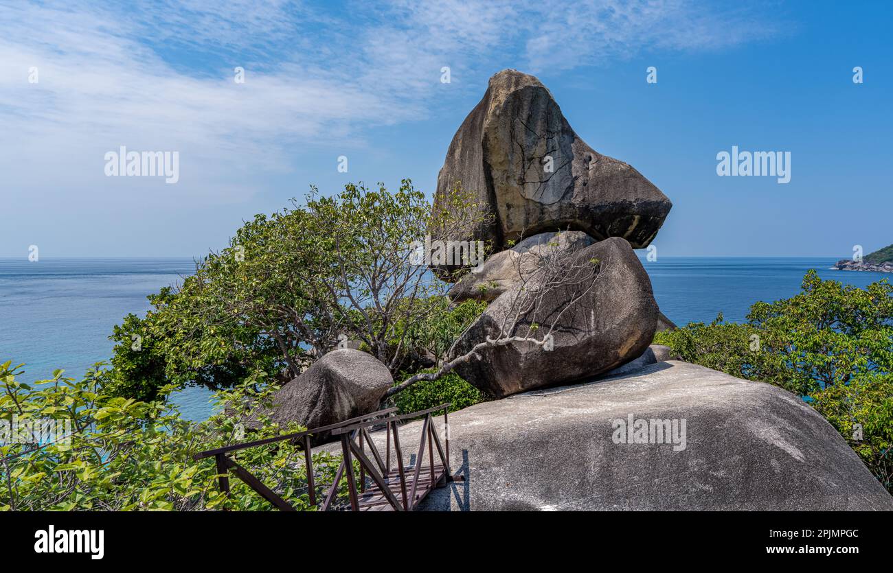 Punto di vista - Barca a vela Rock - (Reau-bar Rock) in Ao Kuerk Bay (Donald Duck Bay) in Mu Ko Similan Parco Nazionale sulle Isole Similan Mare delle Andamane Foto Stock