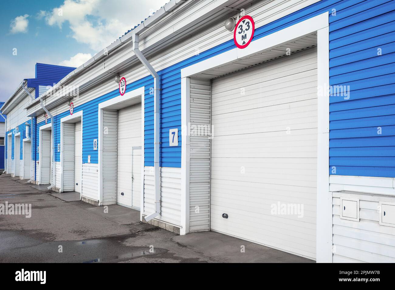 Garage moderno con cancelli automatici per camion e grandi auto. Vista esterna.. Foto Stock