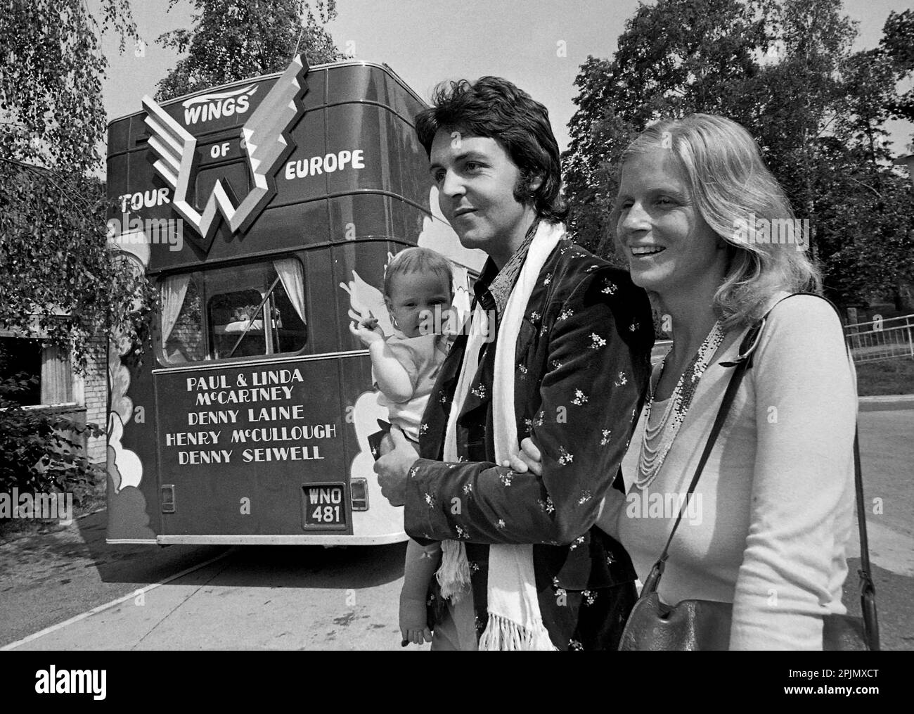 STOCCOLMA 1972-08-08The il musicista Paul McCartney con la moglie Linda e la figlia Stella sul suo braccio è venuto a Stoccolma con il suo giro di Wings per giocare a Foto Stock